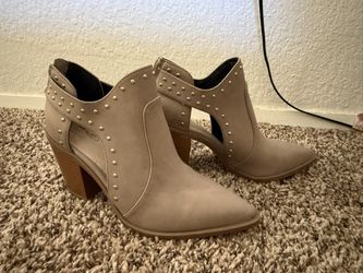 NWOT Never Worn Mix No. 6 Taupe Studded Cutout Pointed-Toe Booties - Size 6.5