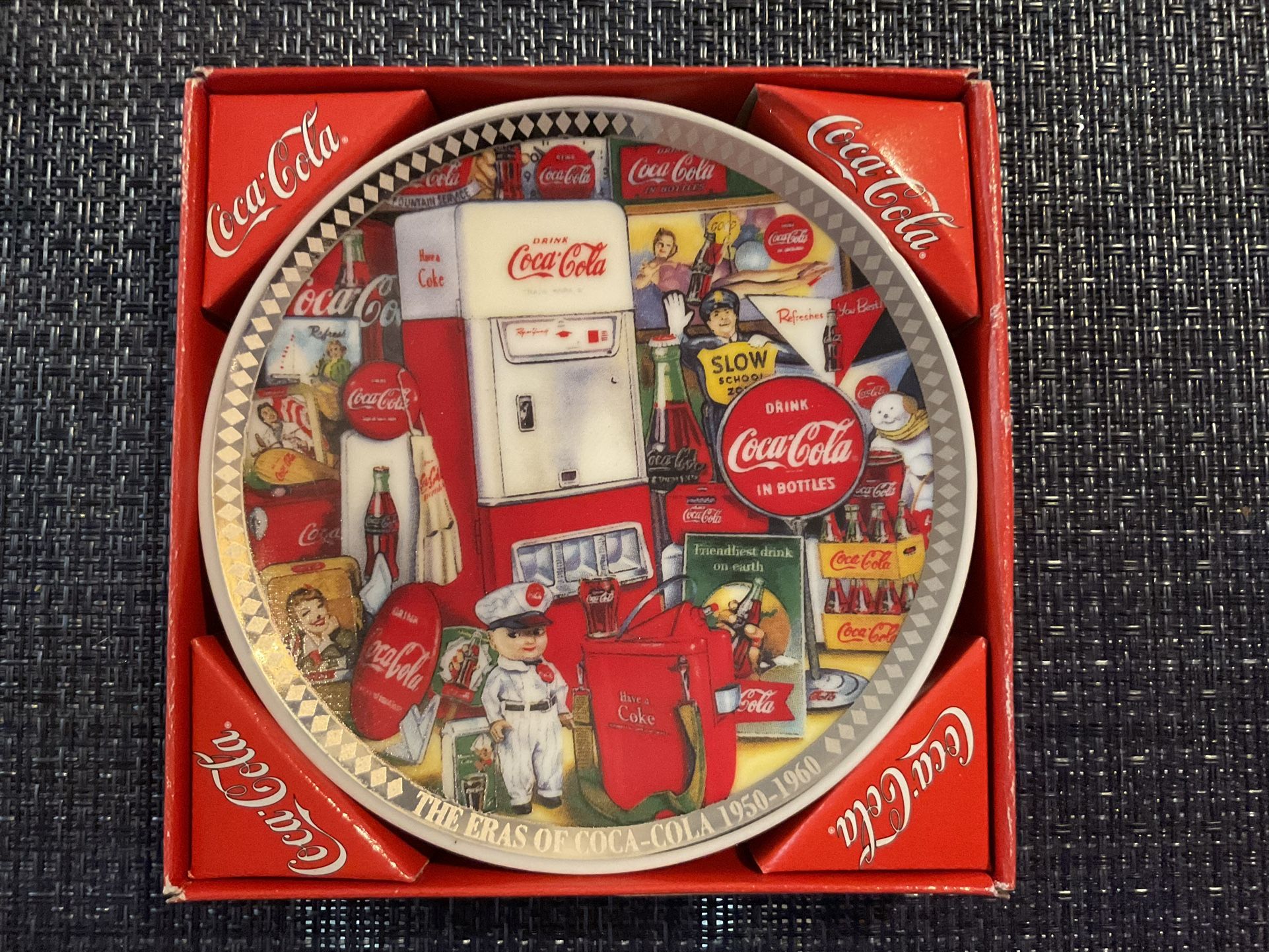 Coca-Cola Collector's Edition Mini Plate W/Easel for Sale in Las