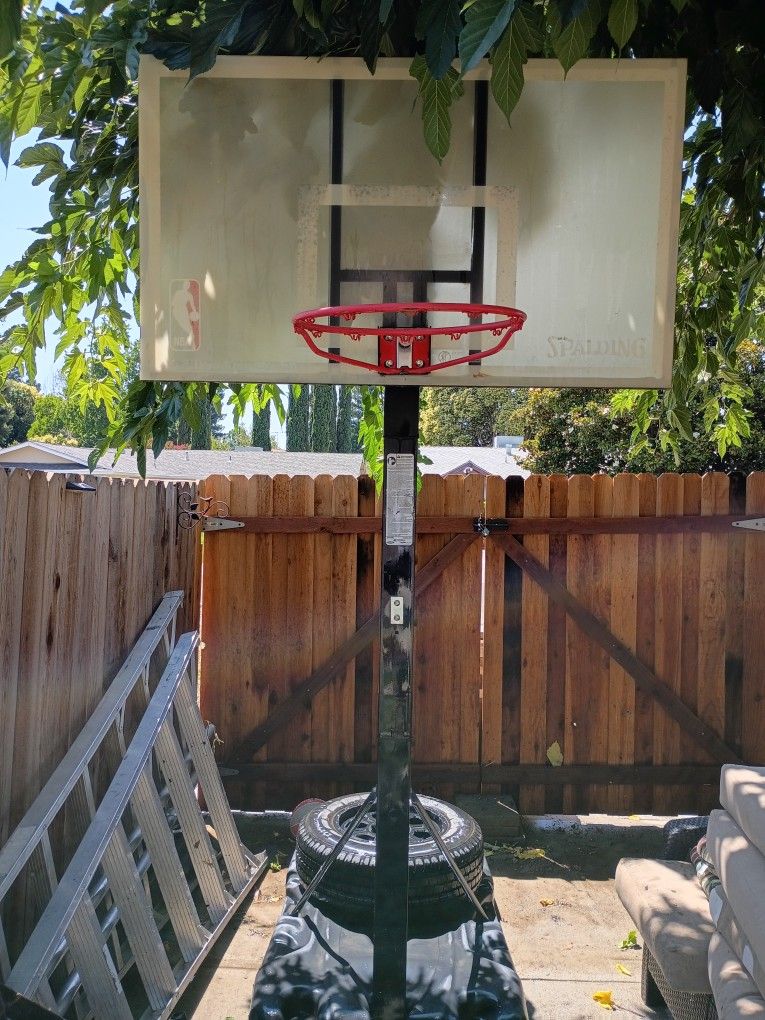 SPAULDING BASKETBALL HOOP