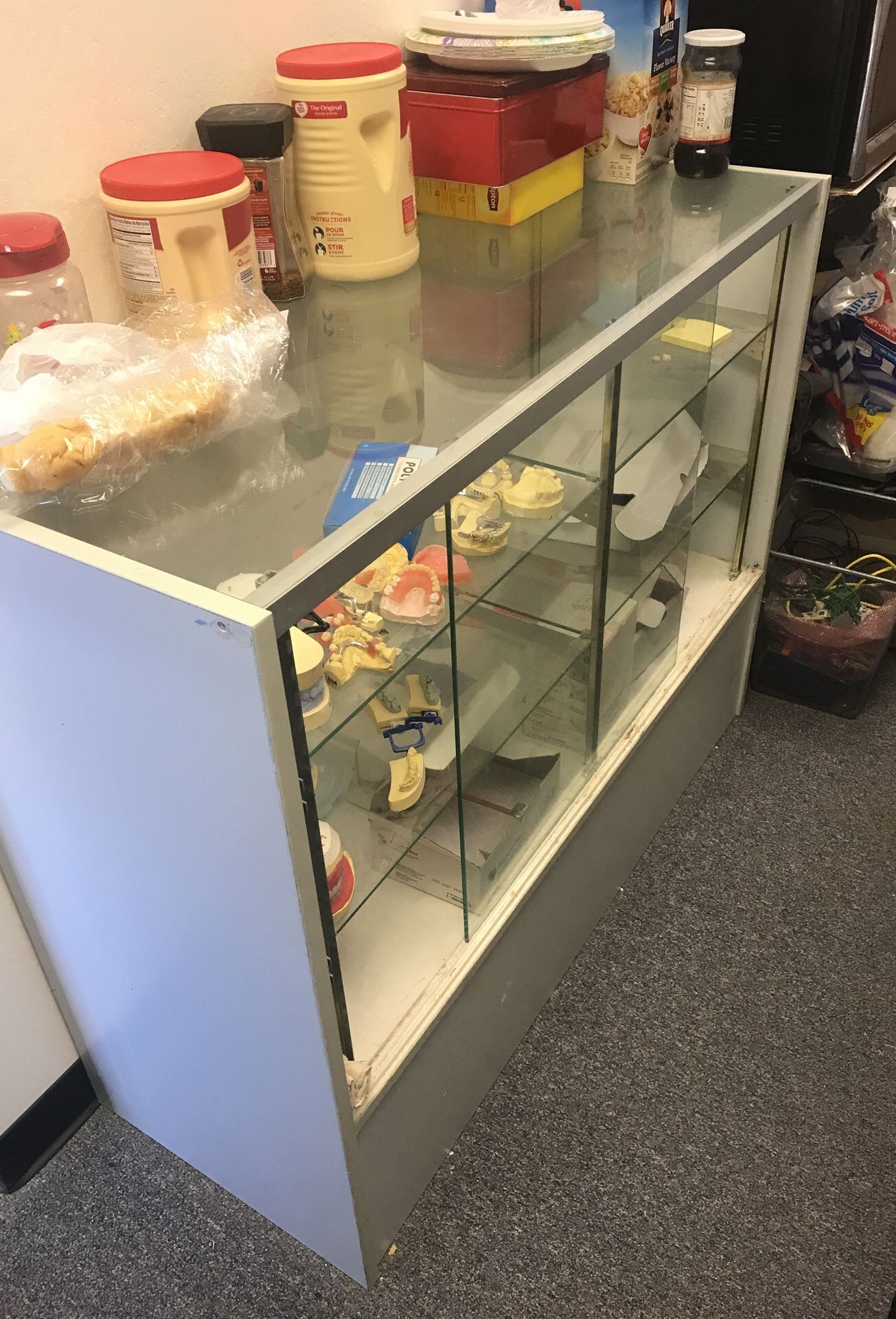 Show cabinet in very good condition