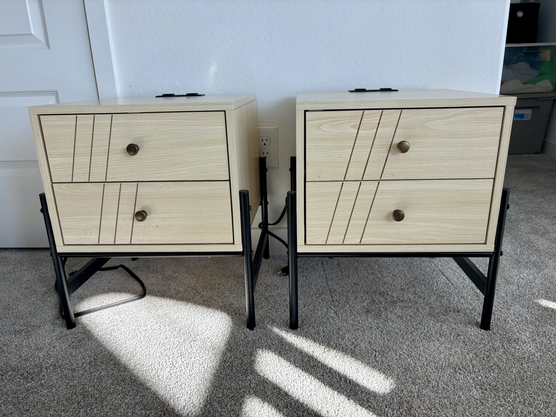 Ansley &Hos Ho Nightstand with Charging Station 