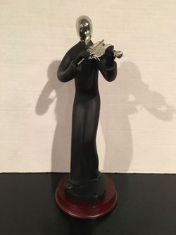 Violin lady statue