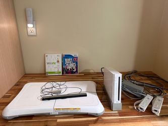 Nintendo Wii Console Bundle with Games and Accessories