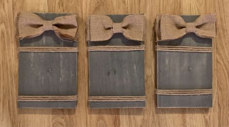 Wood frames with burlap bow