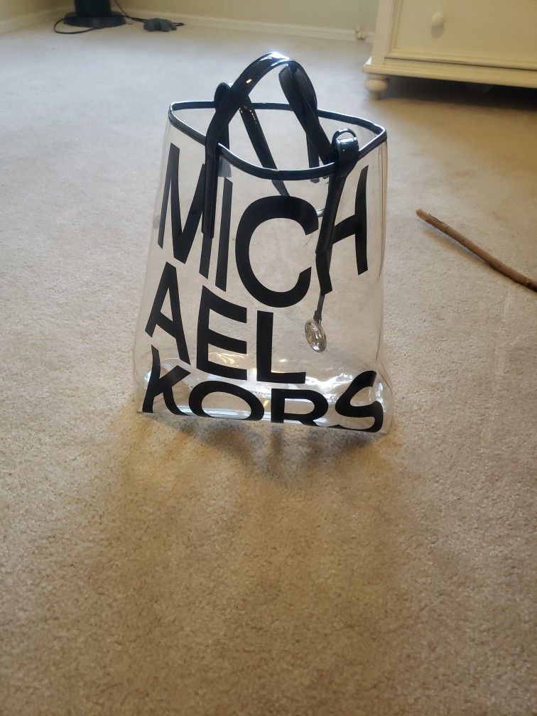 Mercer Extra Small Logo Bucket Bag - Pink Michael Kors for Sale in  Glendale, AZ - OfferUp