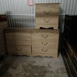 Bedroom Queen Size Set( In Rochester, I'm Not Sure Why It's Still Saying Georgia)