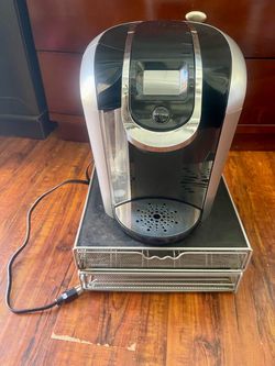 Keurig 2.0 single pod coffee maker with four refillable cups