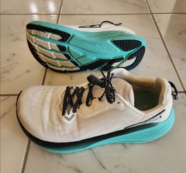 Altra Women's FWD VIA road running shoes size 9