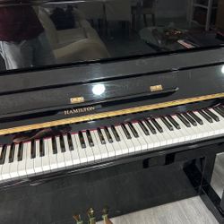 Piano Yamaha Vertical. Safe Space. 
