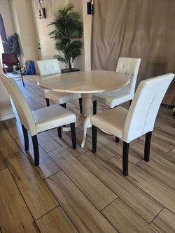 Round Table With 4 chairs 2 sides can collapse