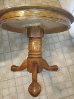 Beautiful Vintage Victorian Style Round Solid Oak Wood With Claw Feet Coffee Table / Side Table / Plant Stand
