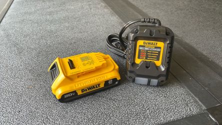 DeWALT Brand New 20V Lithium Ion Charger & 2Ah Battery Set