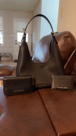 MK - Medium Pebbled Leather Hobo Shoulder Bag  - Black