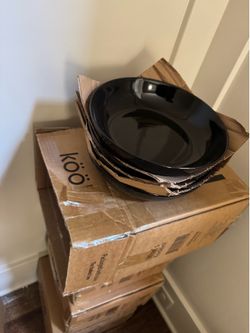 Set of 16 black dinner plates/ bowls