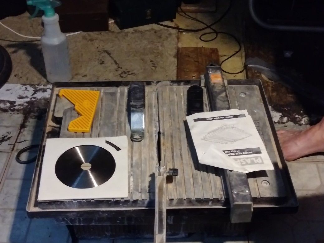Plasplugs DWW180US Master Tiler 7Inch Wet Saw for Sale in Phoenix, AZ