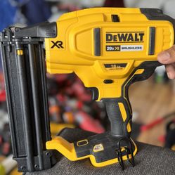 DEWALT 20V MAX XR Lithium-Ion Cordless 18-Gauge Brad Nailer with 20V MAX