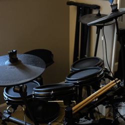 ALESIS NITRO MESH DRUM KIT 8 PIECE