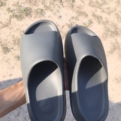 Yeezy Slide SEND OFFER