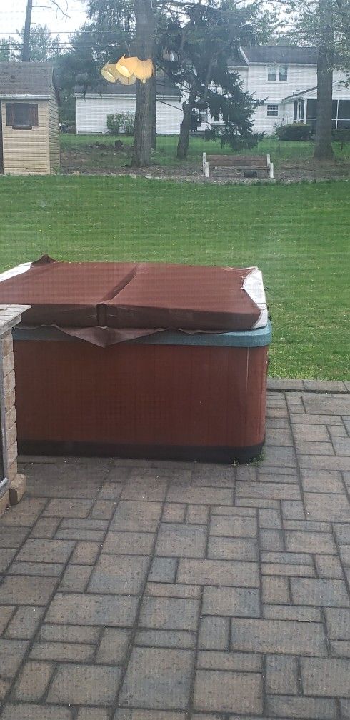 USED HOT TUB- HydroQuip