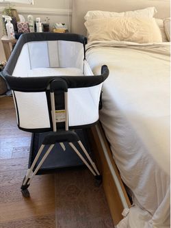 Adjustable bedside crib