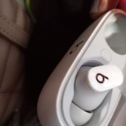 Beats Fairly Barley Used Because One ear Was Lost Only Problem Is You Would Have To Replace The Right Ear!