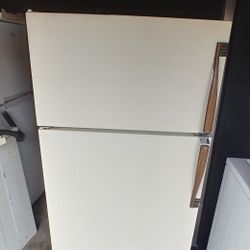 Refrigerator ( Amana ) 