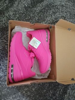 Women's Sketchers Sneakers Size 8 New in Box