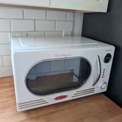 Nostalgia Retro 1.1 Cu Ft 1000 Watt Microwave Oven - White