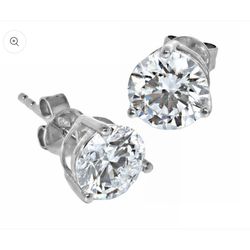 $100. 🌸Classic stud earrings. $100🌸