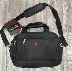 DELUXE TOTE • Front organizer pocket • Padded shoulder strap • Add-A-Bag system