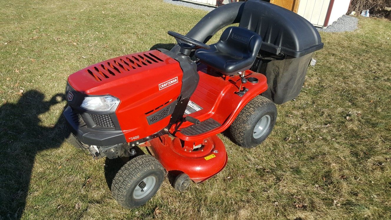 Craftsman T1400 riding lawnmower with bagger for Sale in Chambersburg