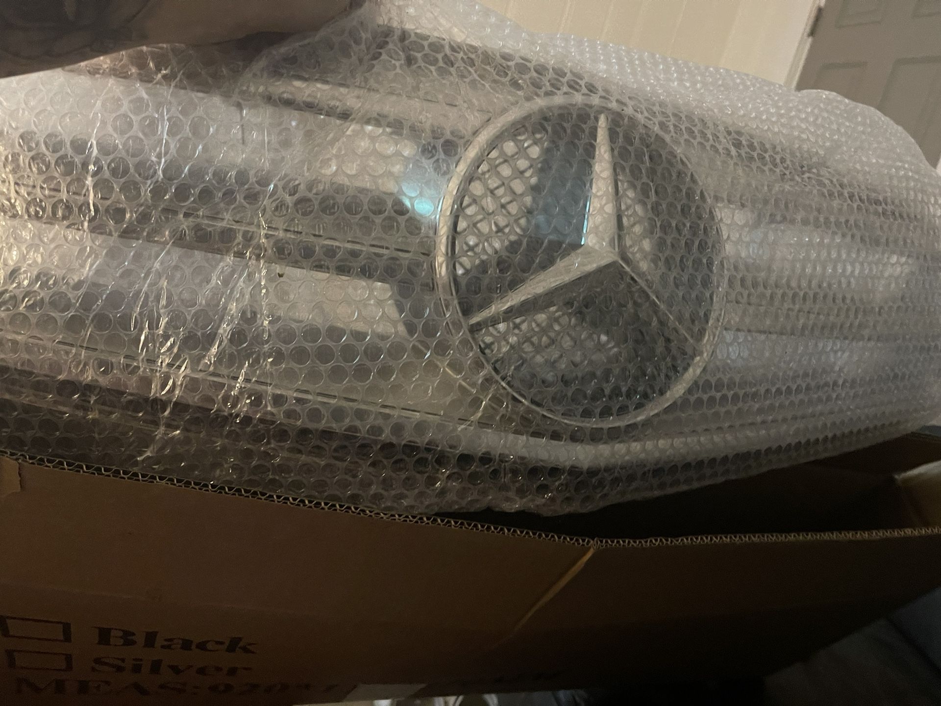 2008-2011 MERCEDES W204 FRONT RADIATOR GRILLE W/ EMBLEM BADGE OEM