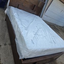 Queen Bed / Cama Queen 