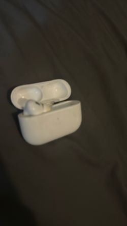 AirPods, Case And Left Airpord