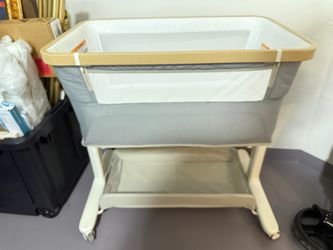 Baby Bassinet with Storage Shelf and Wheels