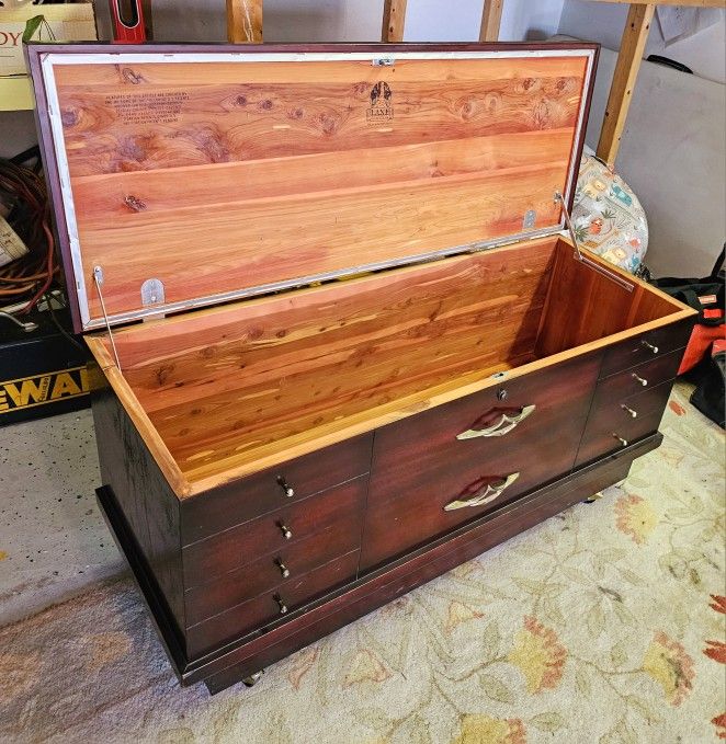 VINTAGE LANE CEDAR CHEST