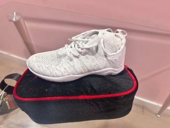Cheer shoes