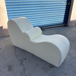 Modern Sculptural Chaise Lounge – Contemporary Statement Chair