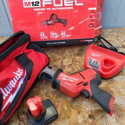 Milwaukee M12 FUEL 12V Lithium-Ion Brushless Cordless HACKZALL Reciprocating Saw Kit w/ One 4.0Ah Batteries Charger & Tool Bag

