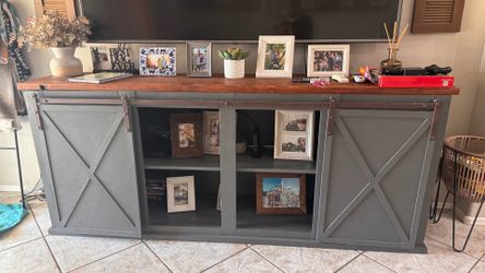Entertainment center