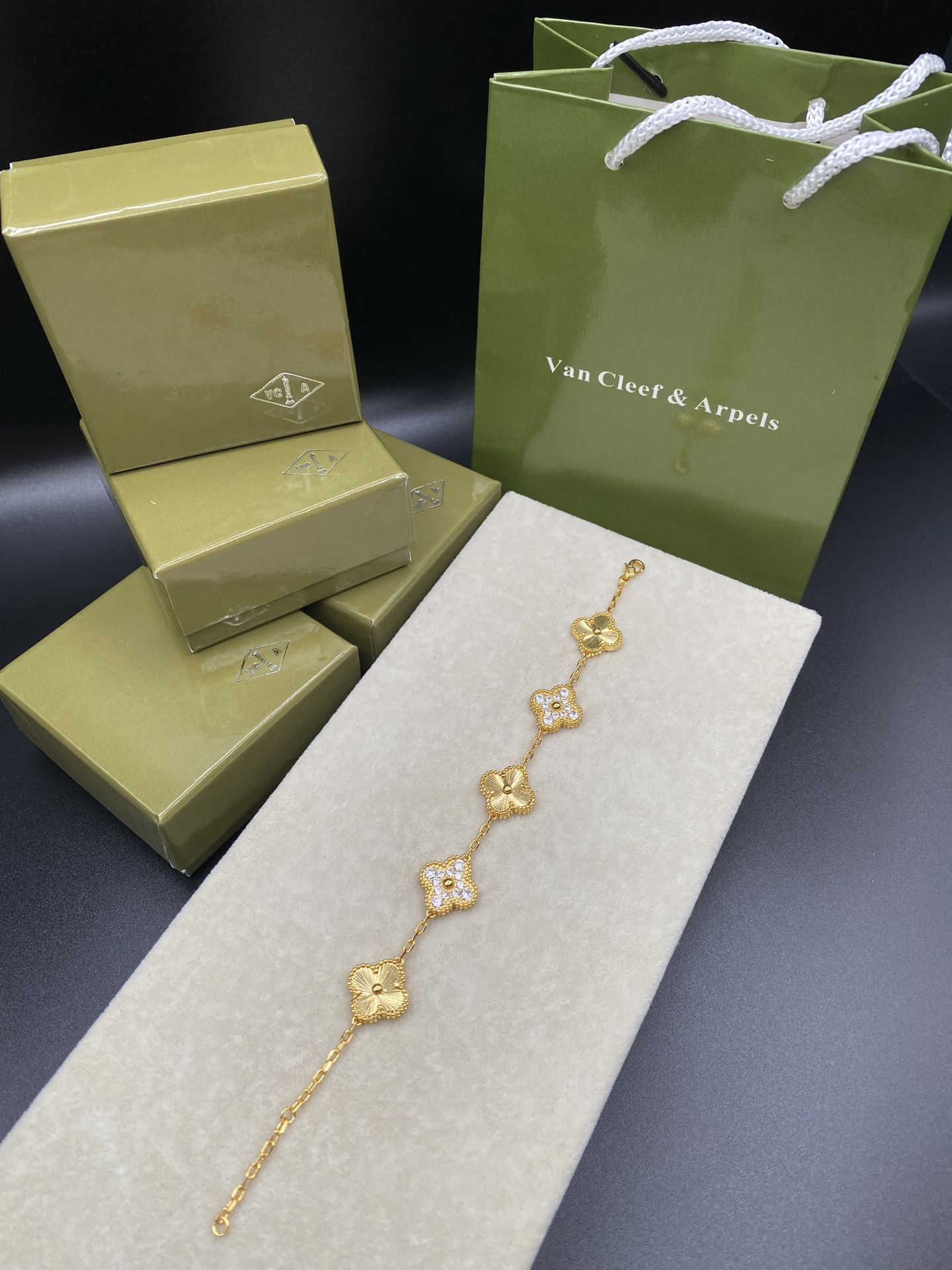 5 Motifs Gold With Diamonds Clover Van Cleef & Arpels
