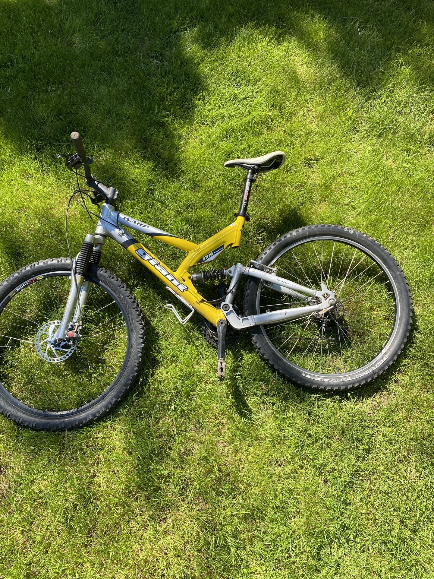 Giant - Full Suspension Moutain Bike 18.5 inch 