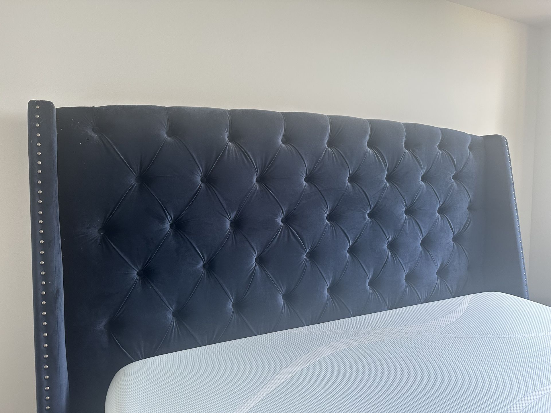 City Furniture Raven Dark Blue upholstered Platform Storage Bed ****MATTRESS AND BOX SPRING NOT INCLUDED **** Blue velvet king size headboard, footbo