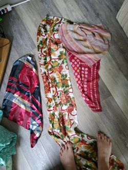 SCARVES 4 PLUS 2. FREE