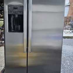 Nice!!GE®  Stainless Side-By-Side Refrigerator with Dispenser


