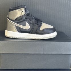Jordan Retro 1 High OG (TD) “Satin Shadow” Black/amedium Grey Size 5C FD5305-101