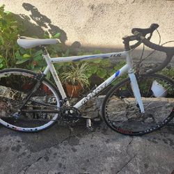 GIANT TCR ROAD RACING BIKE