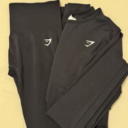 Selling a Gymshark 2-piece workout set that includes leggings and a long sleeve crop top.Perfect for gym, workouts, yoga, or everyday activewear.