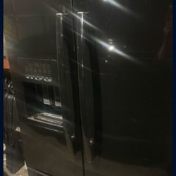 Like New Whirlpool Refrigerator For Sale (DELIVERY AVAILABLE)