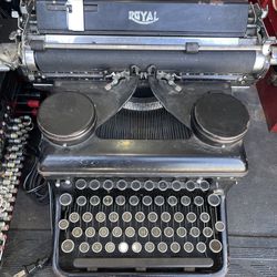 Vintage Antique Royal Typewriter